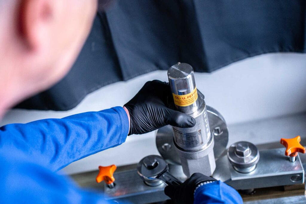 Demontage eines Sicherheitsventils zur Reparatur